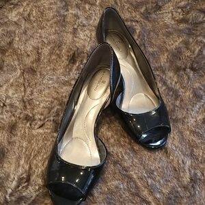Bandolino Nurri black patent leather peep toe